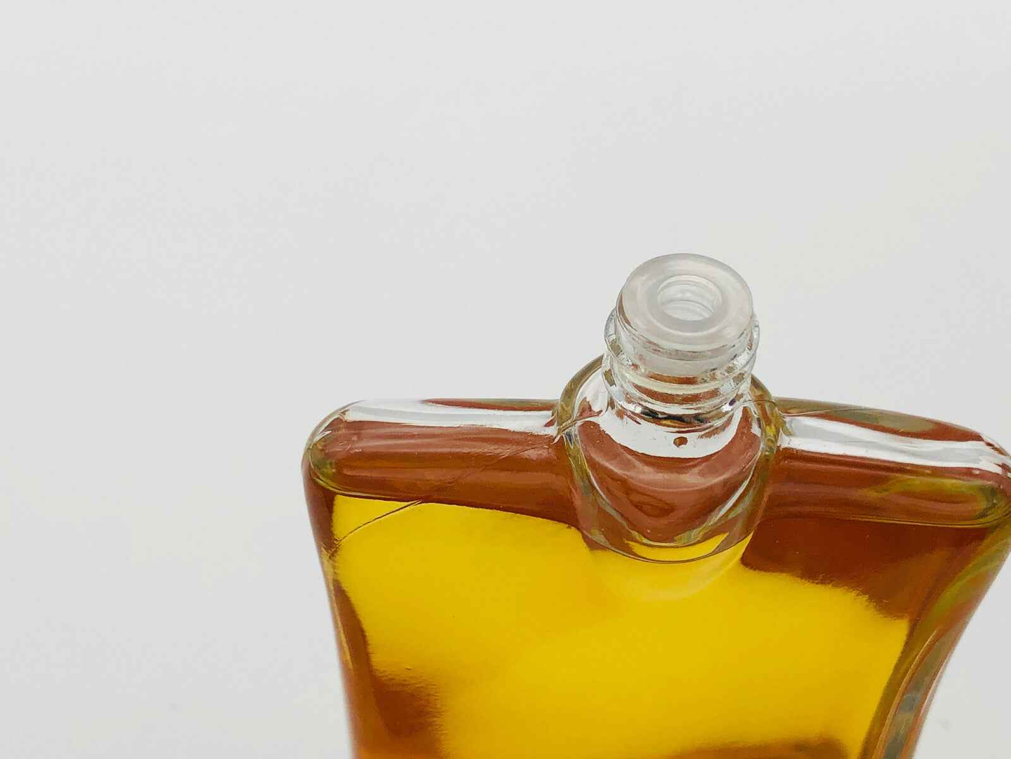 Flacone di profumo J Ai Ose di Guy Laroche con liquidità dorata e design elegante