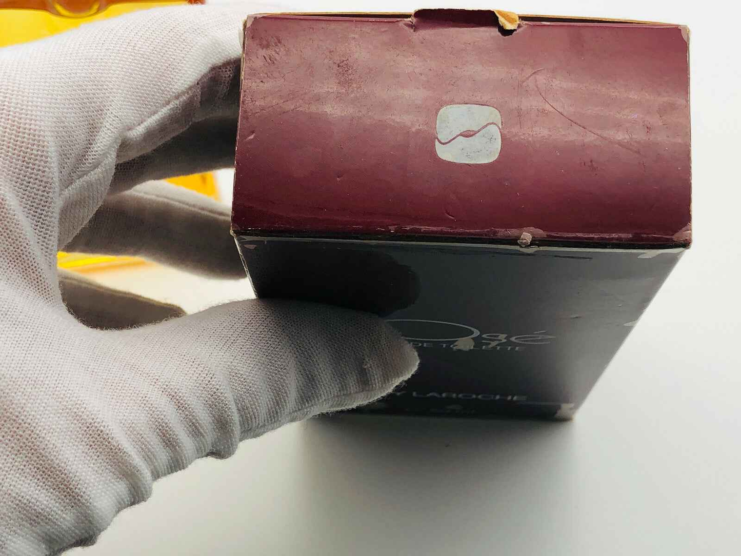 Scatola di profumo J Ai Ose di Guy Laroche con design elegante e marchio visibile