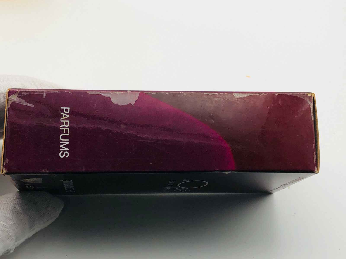 Scatola del profumo J Ai Ose di Guy Laroche con packaging elegante e dettagli in bordeaux