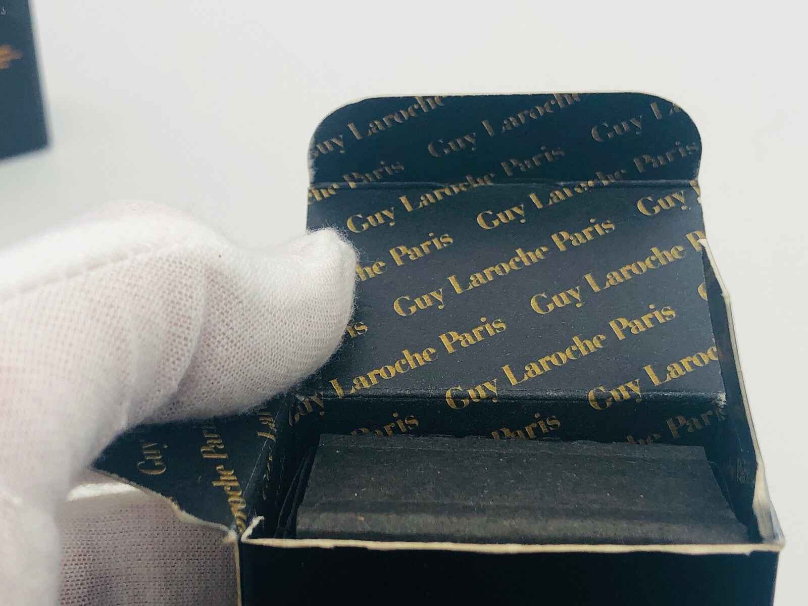 Scatola aperta di profumo Vintage Clandestine di Guy Laroche con logo dorato visibile
