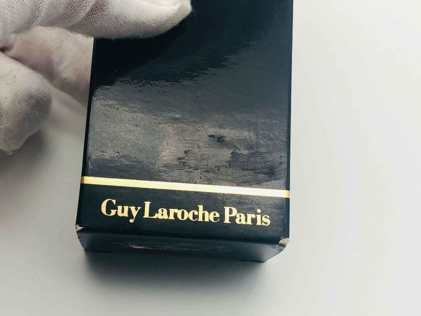 Scatola di profumo vintage Clandestine di Guy Laroche con logo elegante e finitura nera