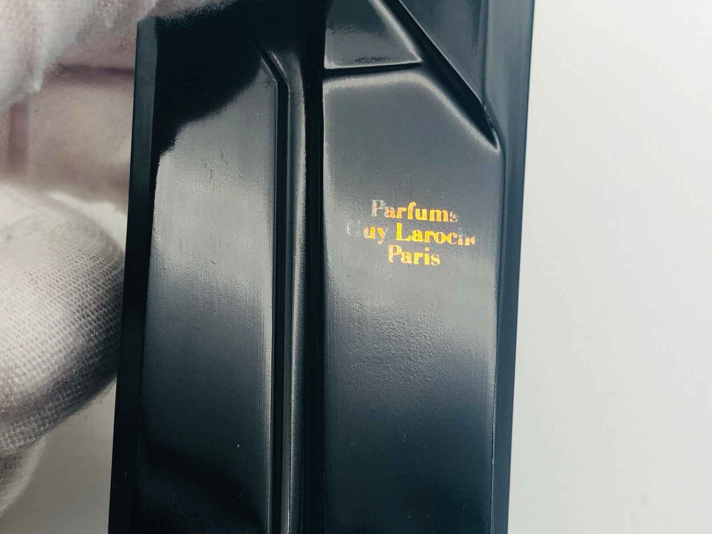 Flacone di profumo vintage Clandestine di Guy Laroche con design elegante e dettagli dorati