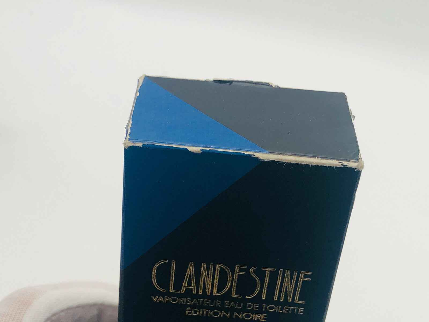 Confezione del profumo Vintage Clandestine con design elegante e dettagli in oro