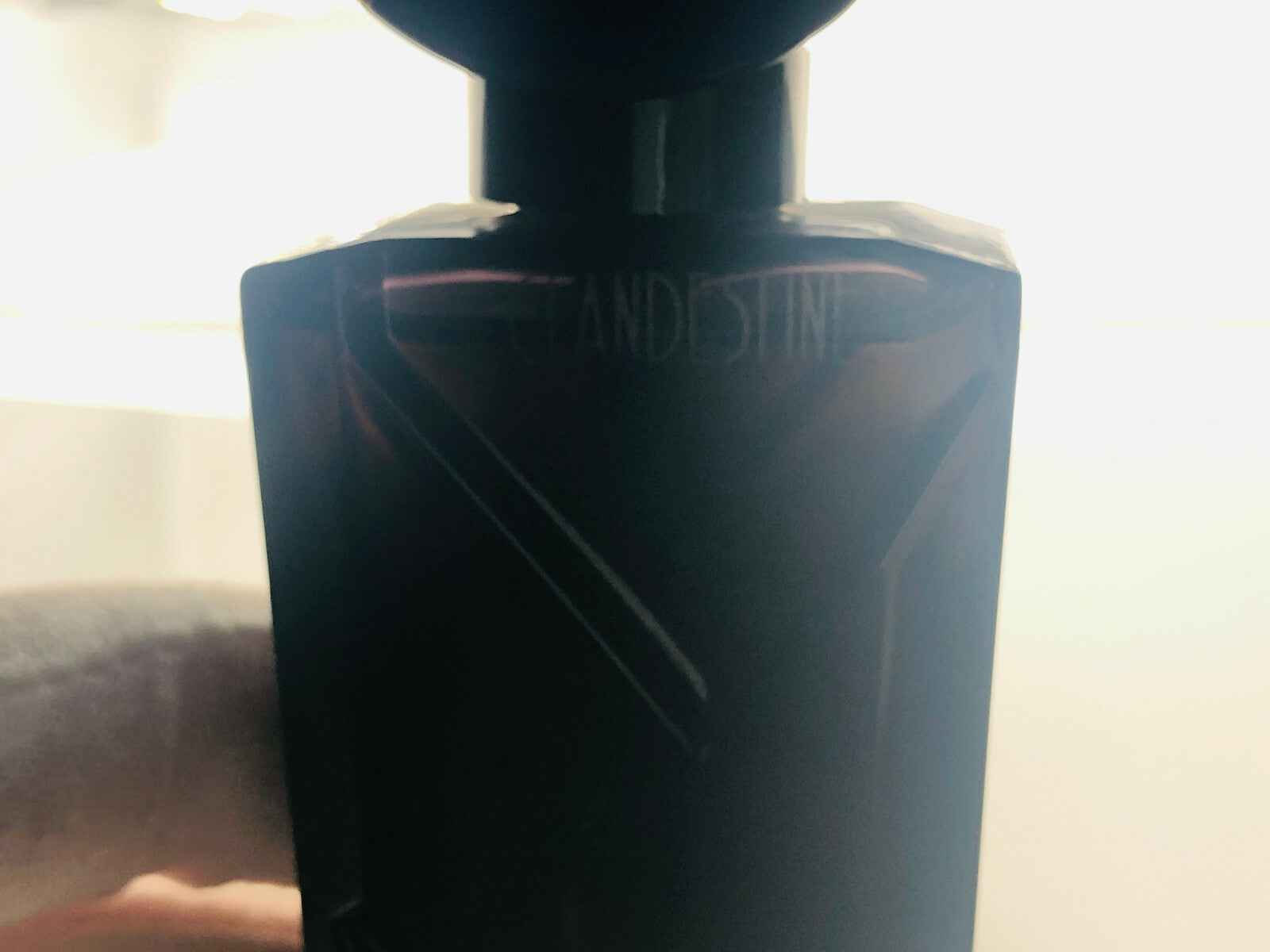 Flacone di profumo vintage Clandestine di Guy Laroche con design elegante e misterioso
