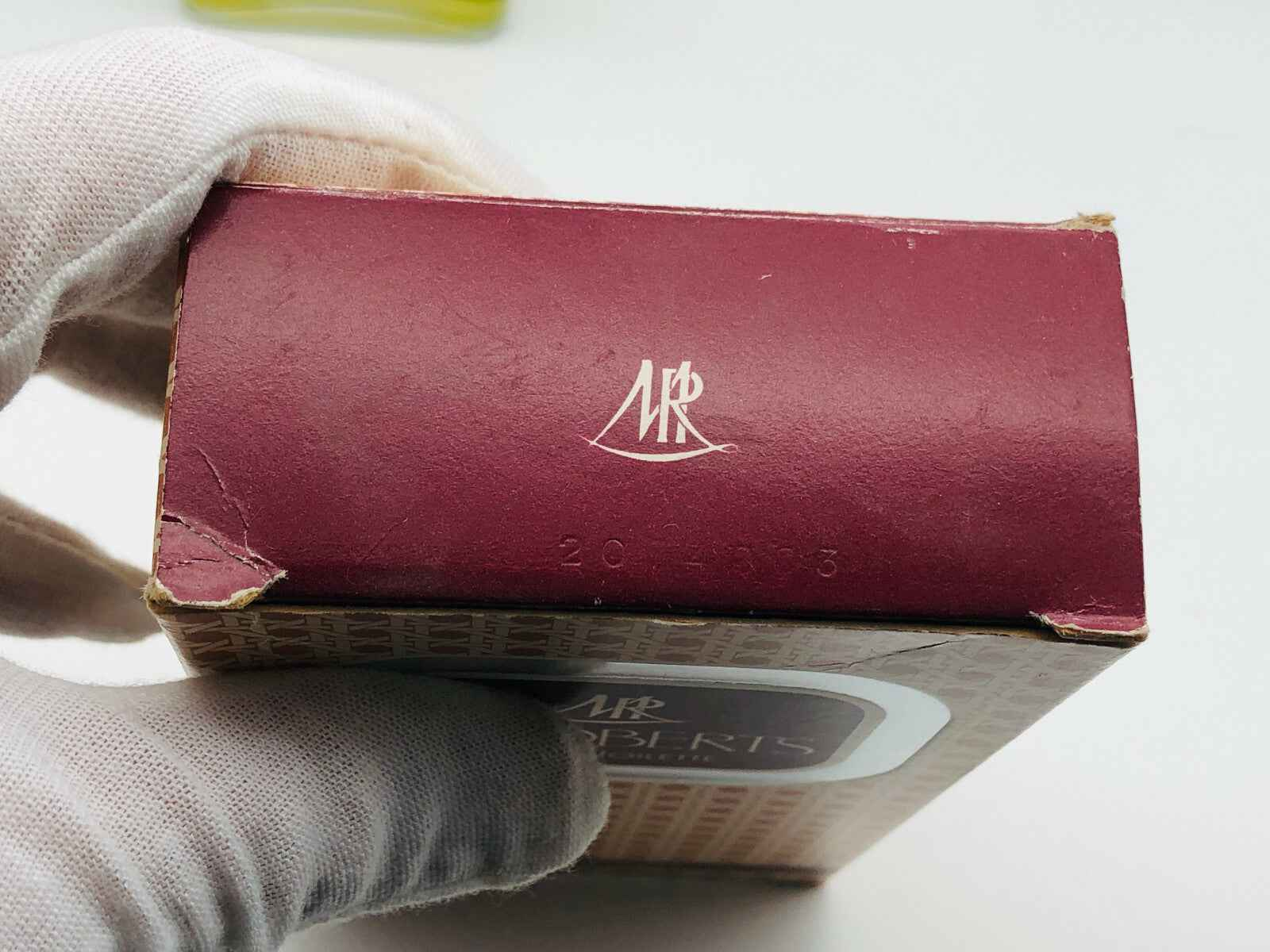 Scatola del profumo Roberts Ambra Orientale con dettagli eleganti e logo distintivo