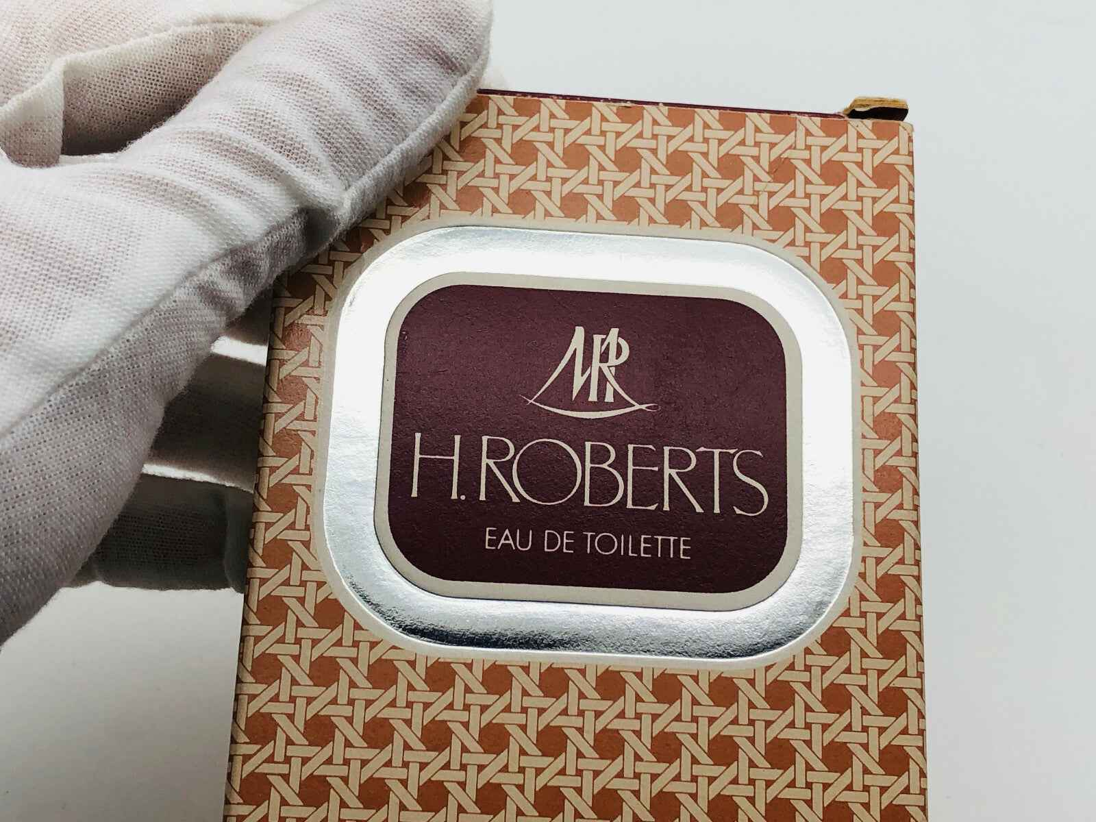Scatola di profumo Roberts Ambra Orientale con design elegante e logo H. Roberts
