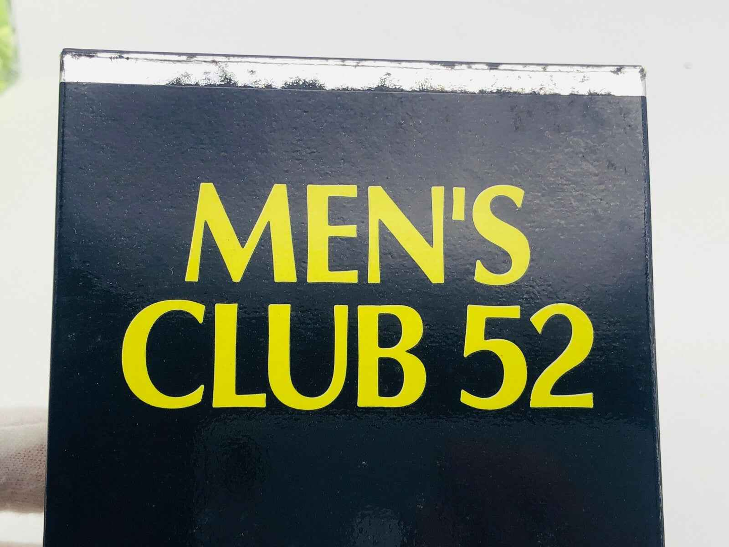 Scatola del profumo Helena Rubinstein Men's Club 52 con design elegante e testo in giallo