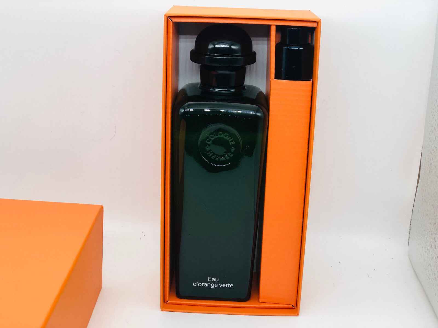 Profumo HERMÈS Eau D'Orange Verte in confezione elegante con flacone nero e vaporizzatore