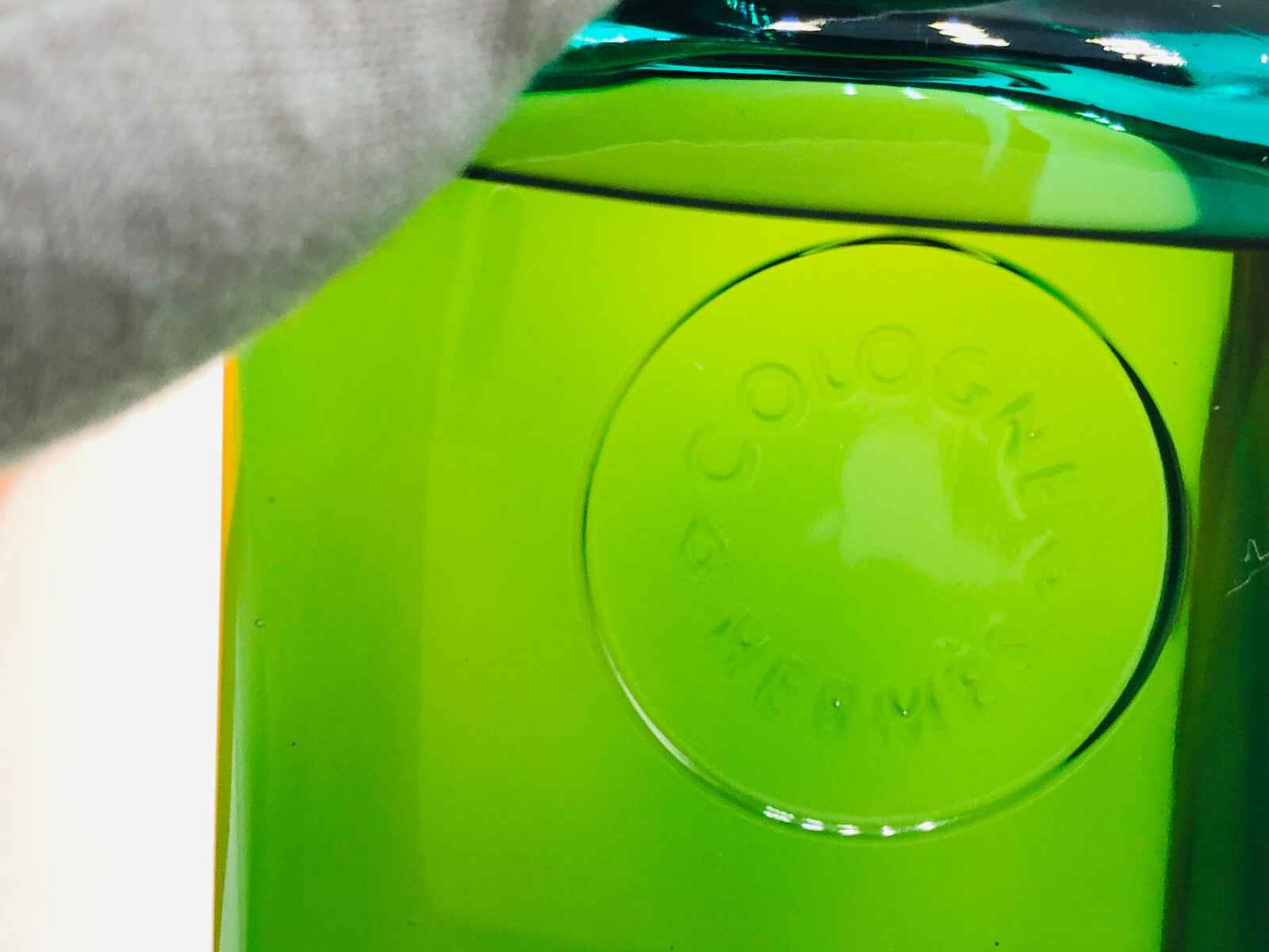 Flacone di Hermes Eau D'Orange Verte con tonalità verde e dettagli eleganti