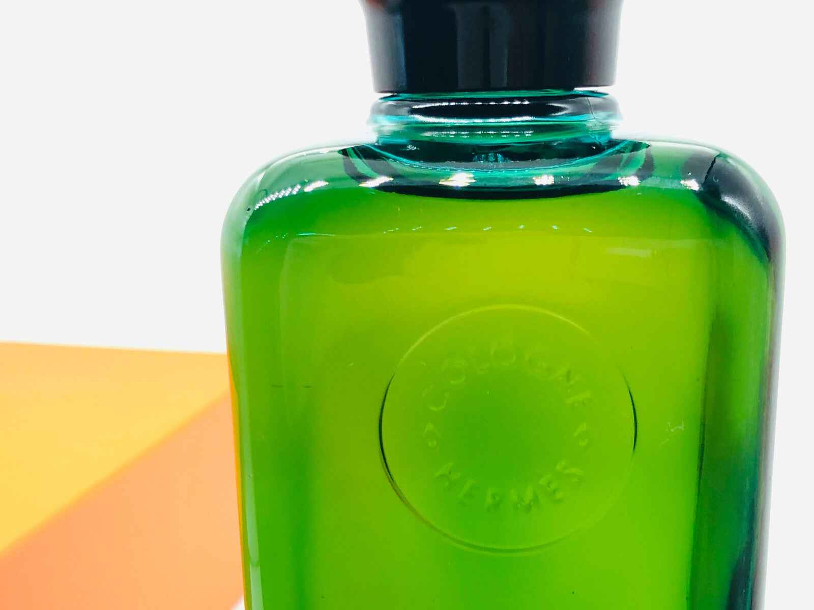 Flacone di profumo Hermes Eau D'Orange Verte con design verde e tappo nero per una freschezza vivace.