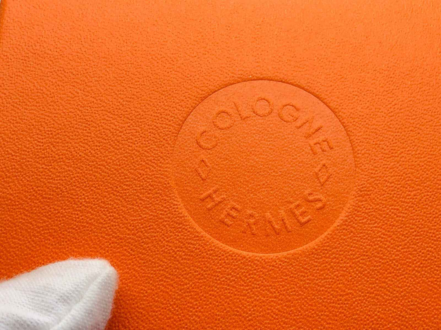 Dettaglio della texture arancione del packaging di Hermes Eau D'Orange Verte, elegante e distintivo.