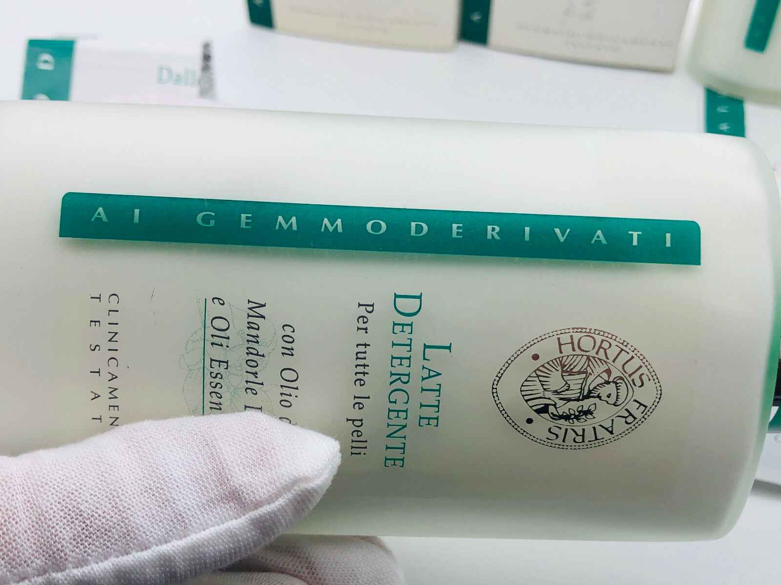 Hortus Fratris Latte Detergente in flacone bianco con etichetta verde, ideale per tutti i tipi di pelle