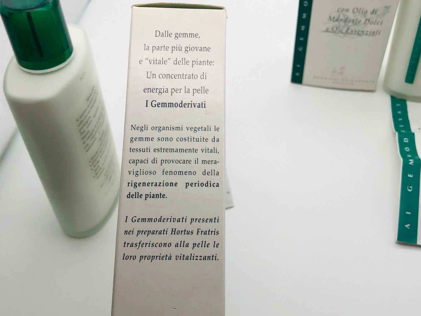 Scatola di Hortus Fratris Latte Detergente con descrizione dei benefici per la pelle e ingredienti naturali