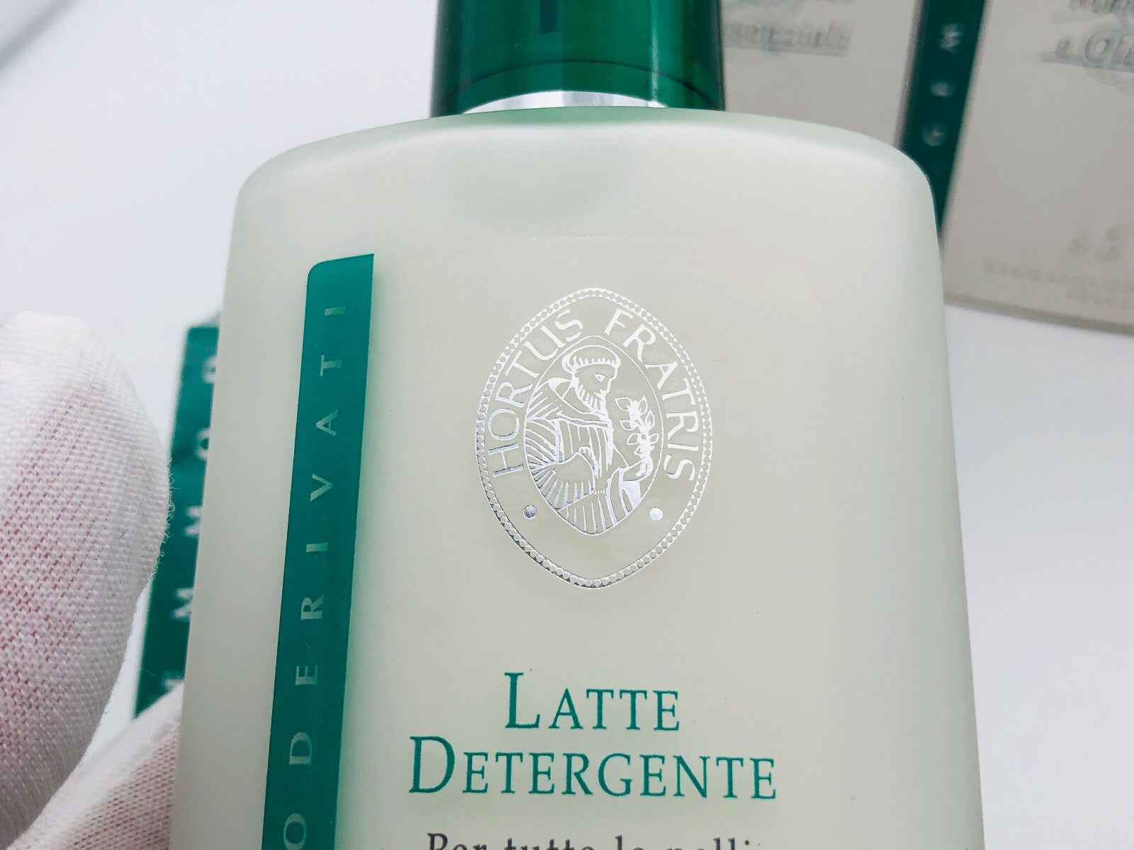 Hortus Fratris Latte Detergente in flacone bianco per una pulizia delicata della pelle