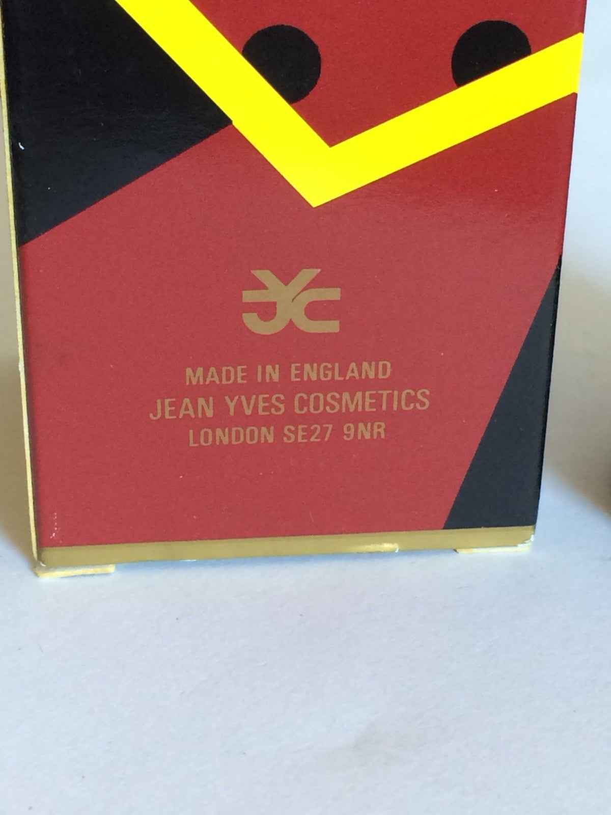 Scatola del Profumo Jackie Jackson di Jean Yves con design elegante e colori vivaci