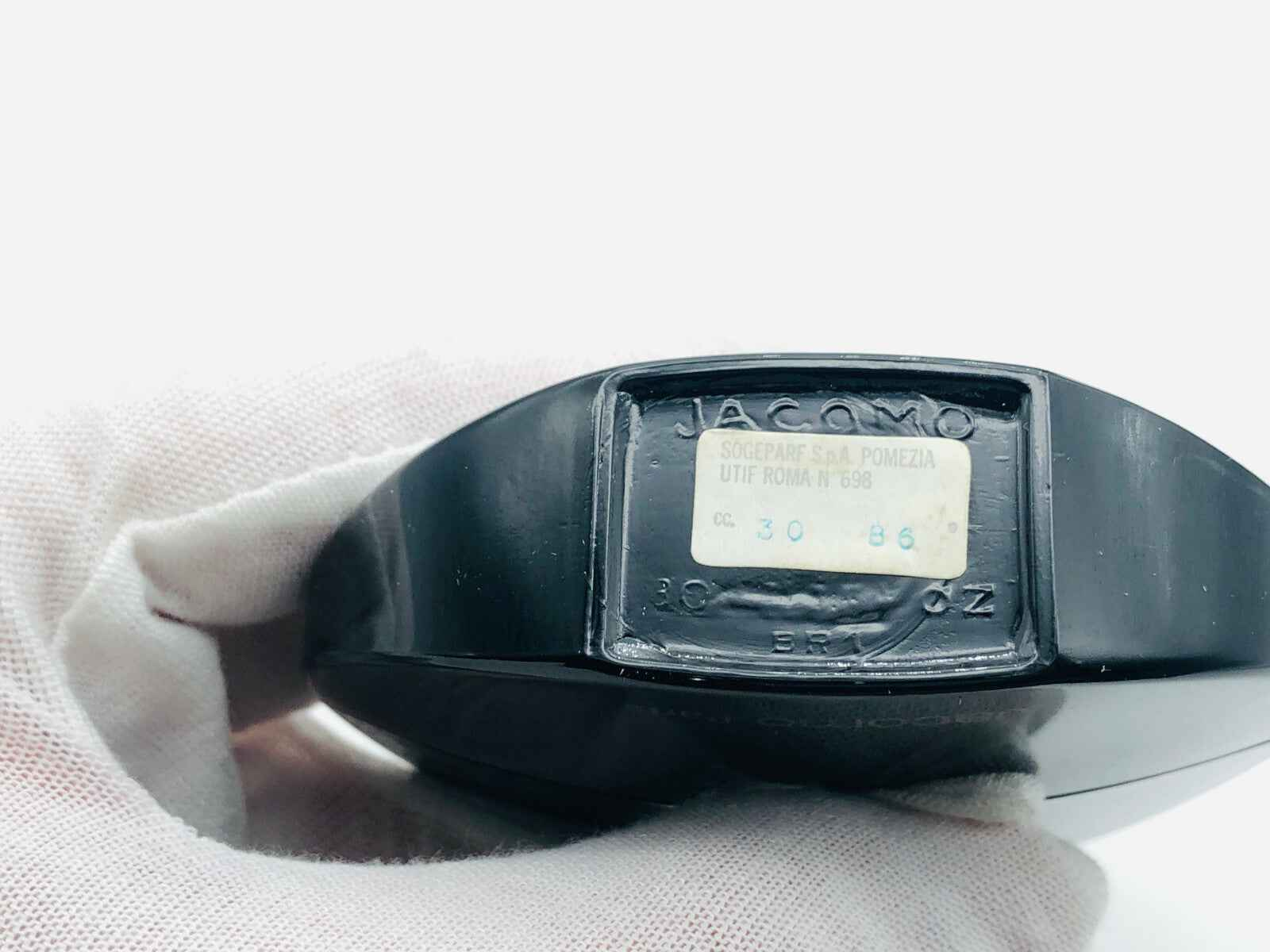 Flacone di Jacomo Silences Vintage Parfum con etichetta originale e dettagli eleganti