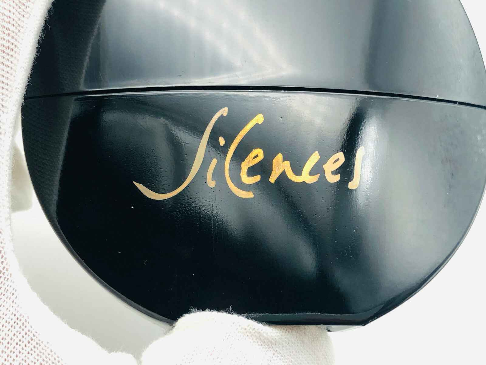 Flacone di profumo Jacomo Silences Vintage Parfum con design elegante e raffinato