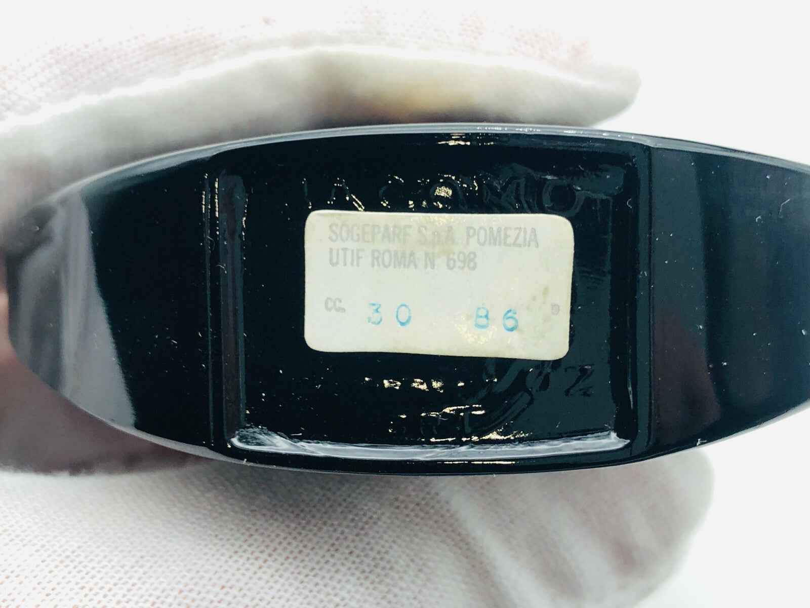 Base di bottiglia del profumo Jacomo Silences Vintage Parfum con etichetta e codice di produzione