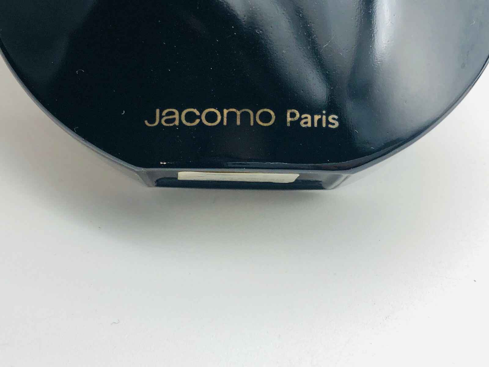 Flacone di Jacomo Silences Vintage Parfum con etichetta nera e design elegante