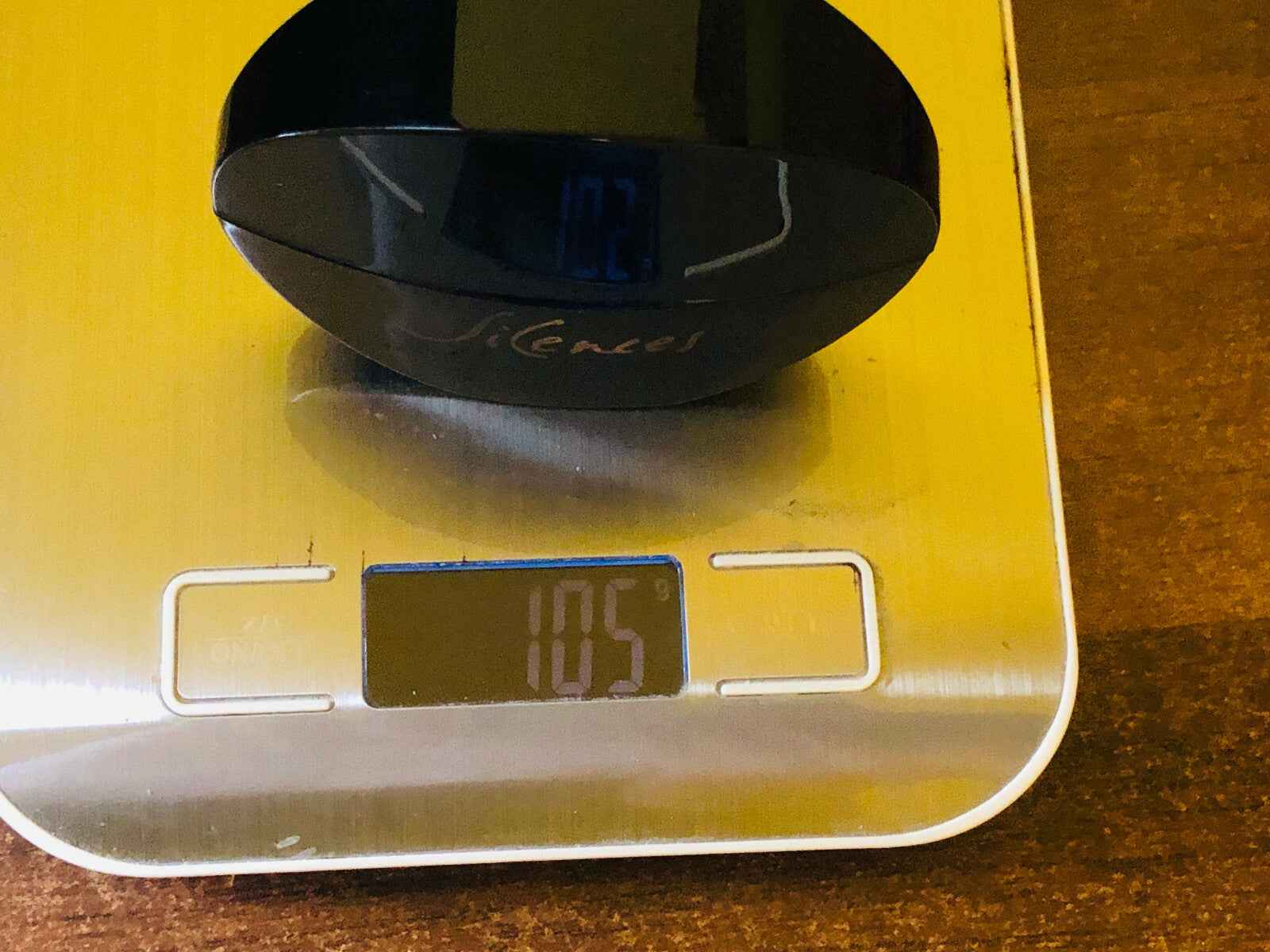 Scatola di profumo Jacomo Silences Vintage Parfum su una bilancia digitale con letture sul display