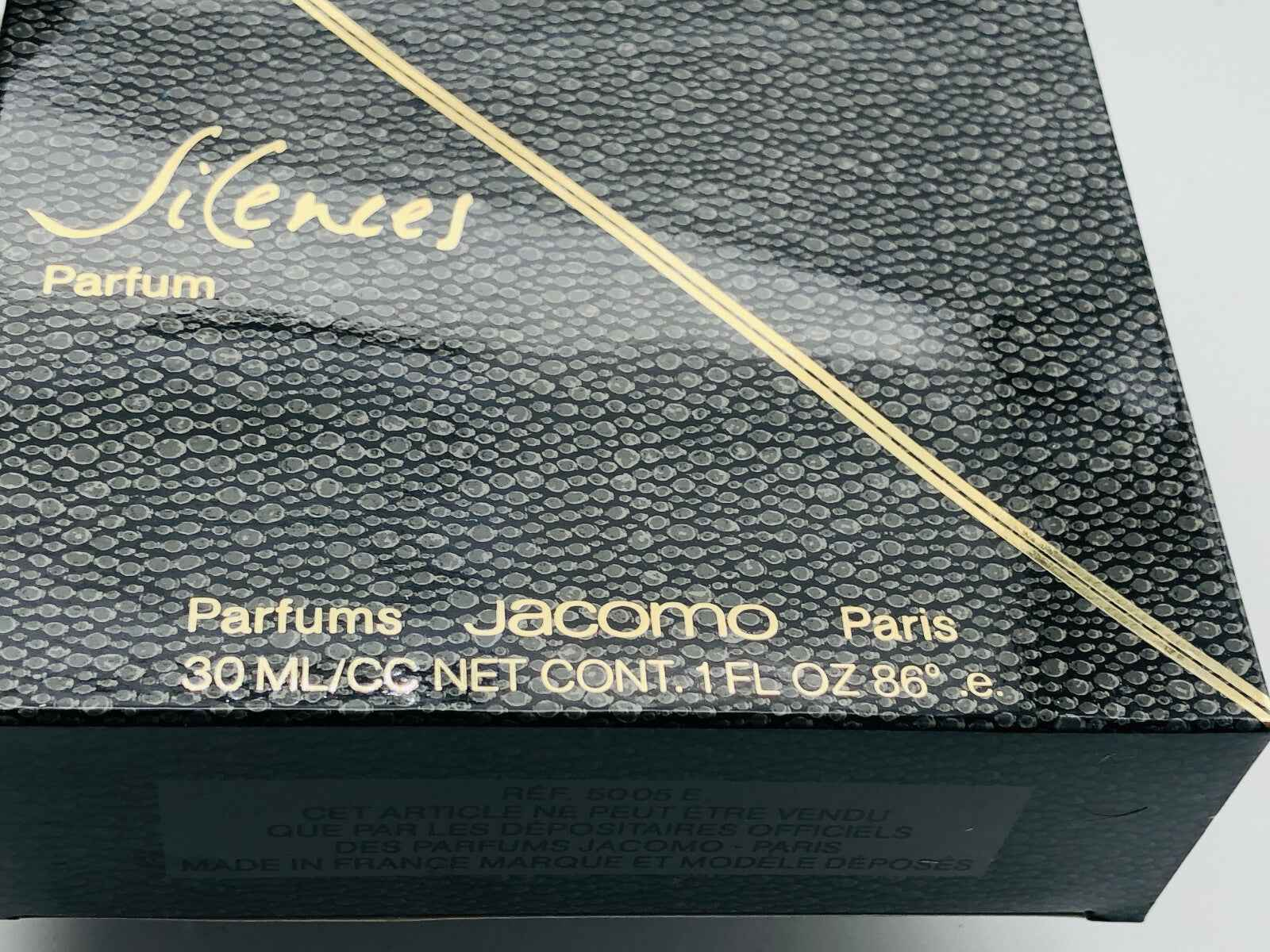 Scatola di Jacomo Silences Vintage Parfum da 30 ml con design elegante e dettagli dorati