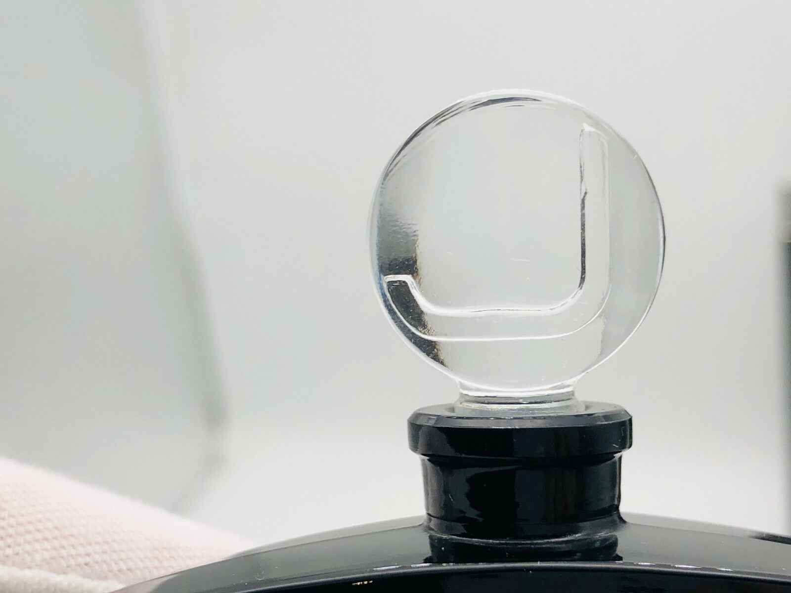 Dettaglio del tappo trasparente del profumo Jacomo Silences Vintage Parfum con design elegante e sofisticato