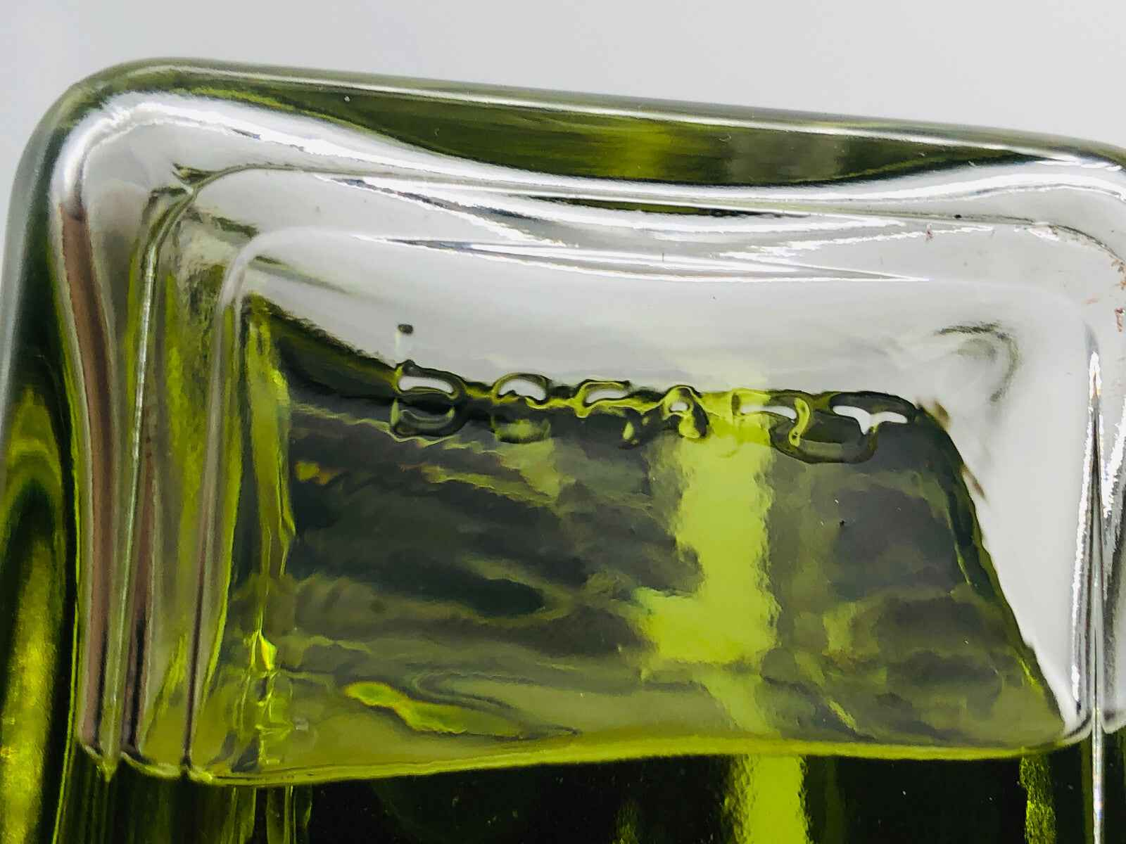 Bottiglia di profumo Jacques Bogart Pour Homme Vintage con design elegante e flacone trasparente