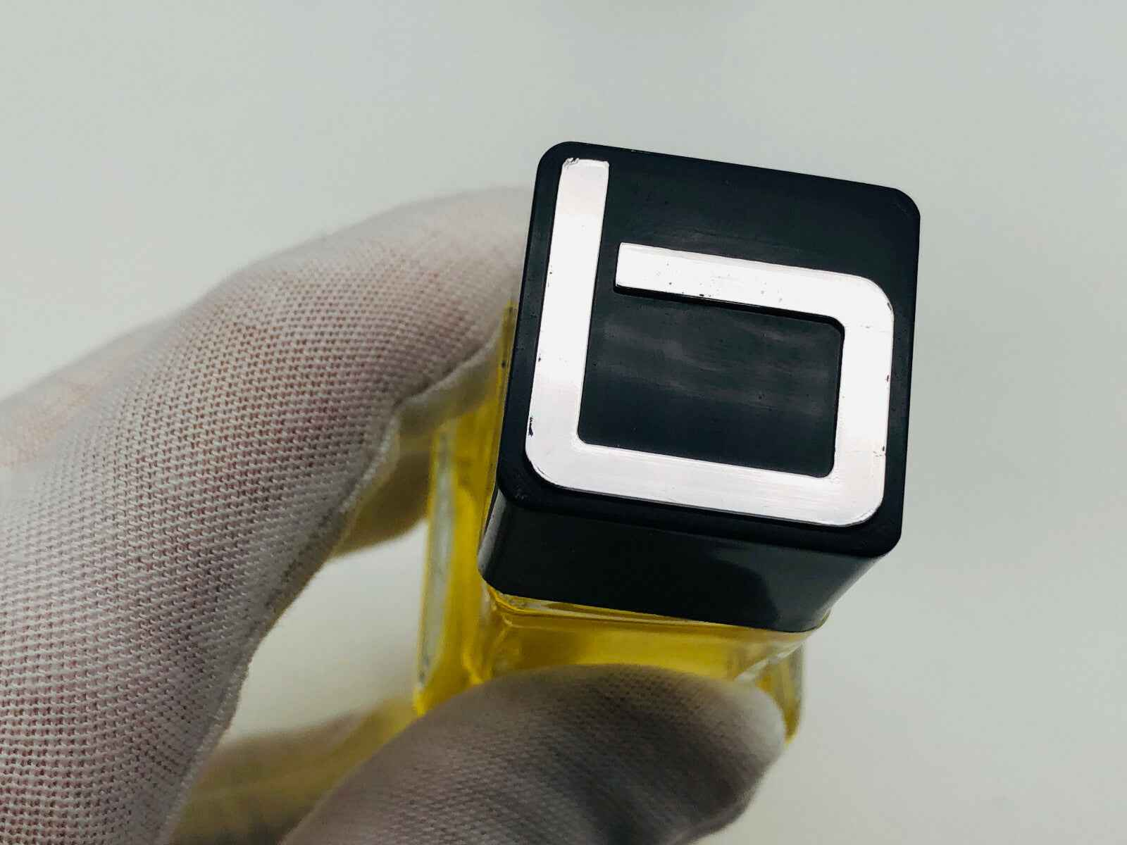 Profumo Jacques Bogart Vintage con tappo nero lucido e bottiglia gialla elegante