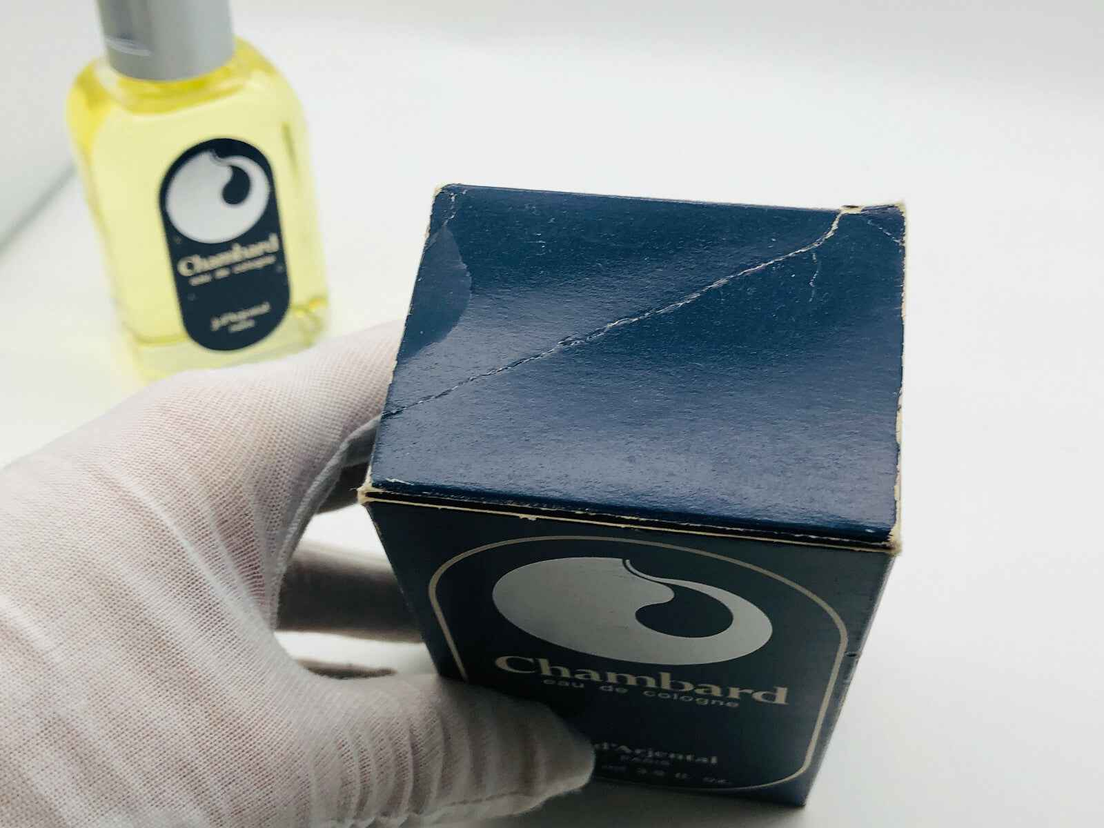 Scatola del profumo Chambard Vintage di J D'ARJENTAL con segno di usura e flacone sullo sfondo