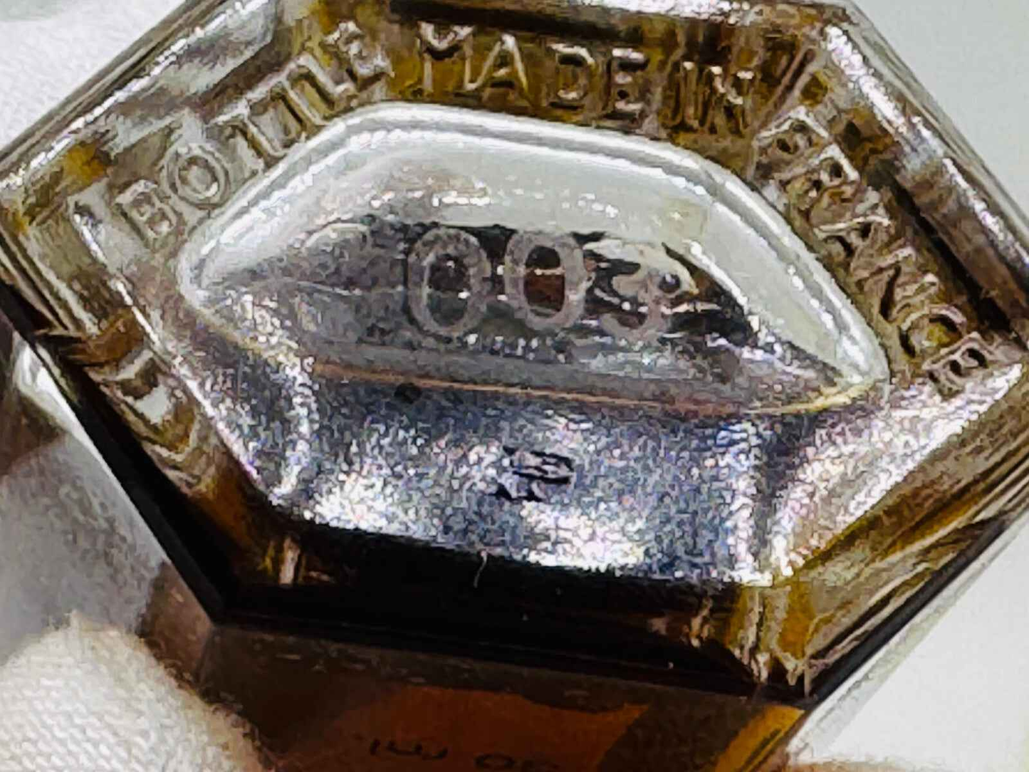 Bottiglia di Jean Louis Scherrer 1 Parfum Extrait con dettagli in rilievo e design elegante