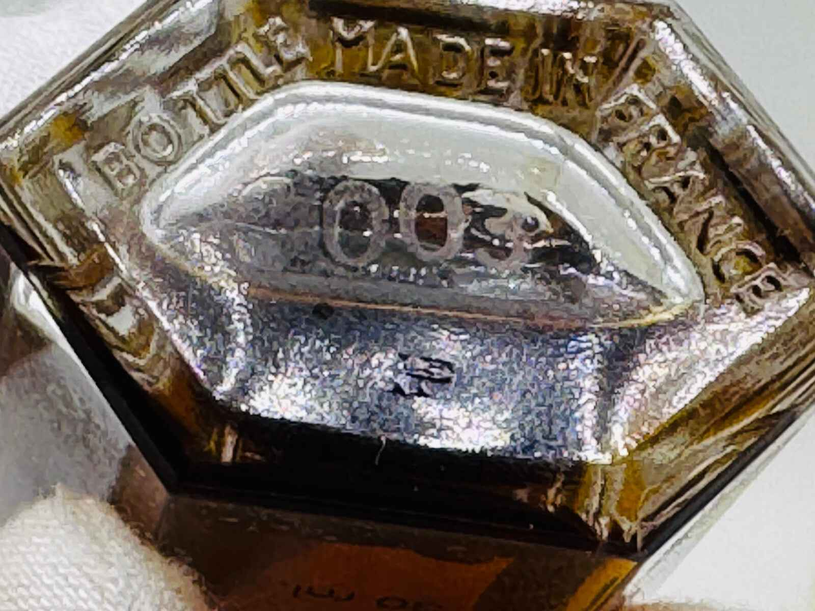 Bottiglia di Jean Louis Scherrer 1 Parfum Extrait con dettagli in rilievo e design elegante