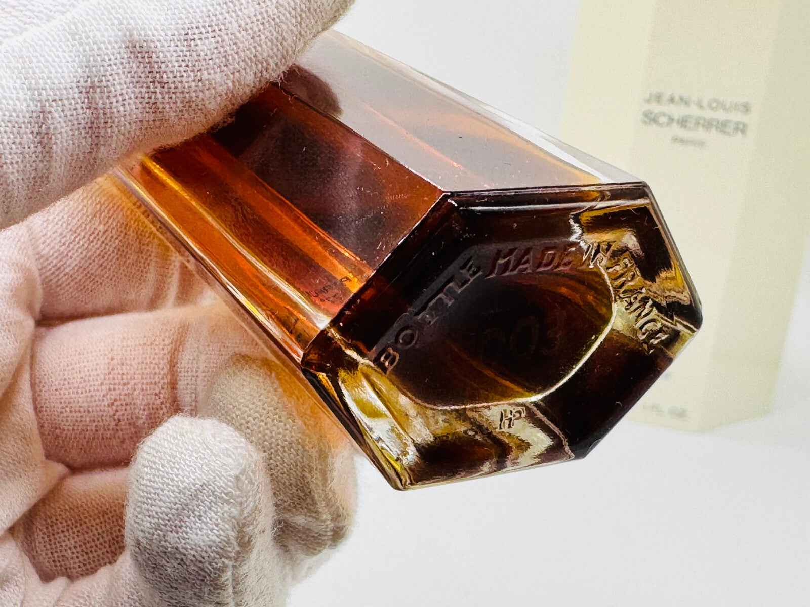 Flacone esagonale di Jean Louis Scherrer 1 Parfum Extrait con liquido ambrato e dettagli eleganti