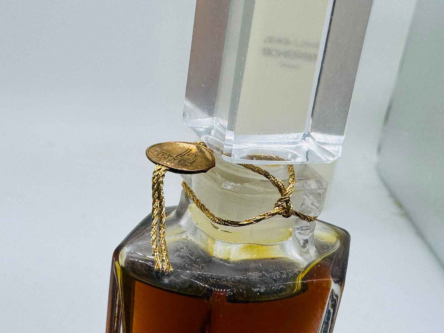 Bottiglia di Jean Louis Scherrer 1 Parfum Extrait con tappo in vetro e cordino dorato