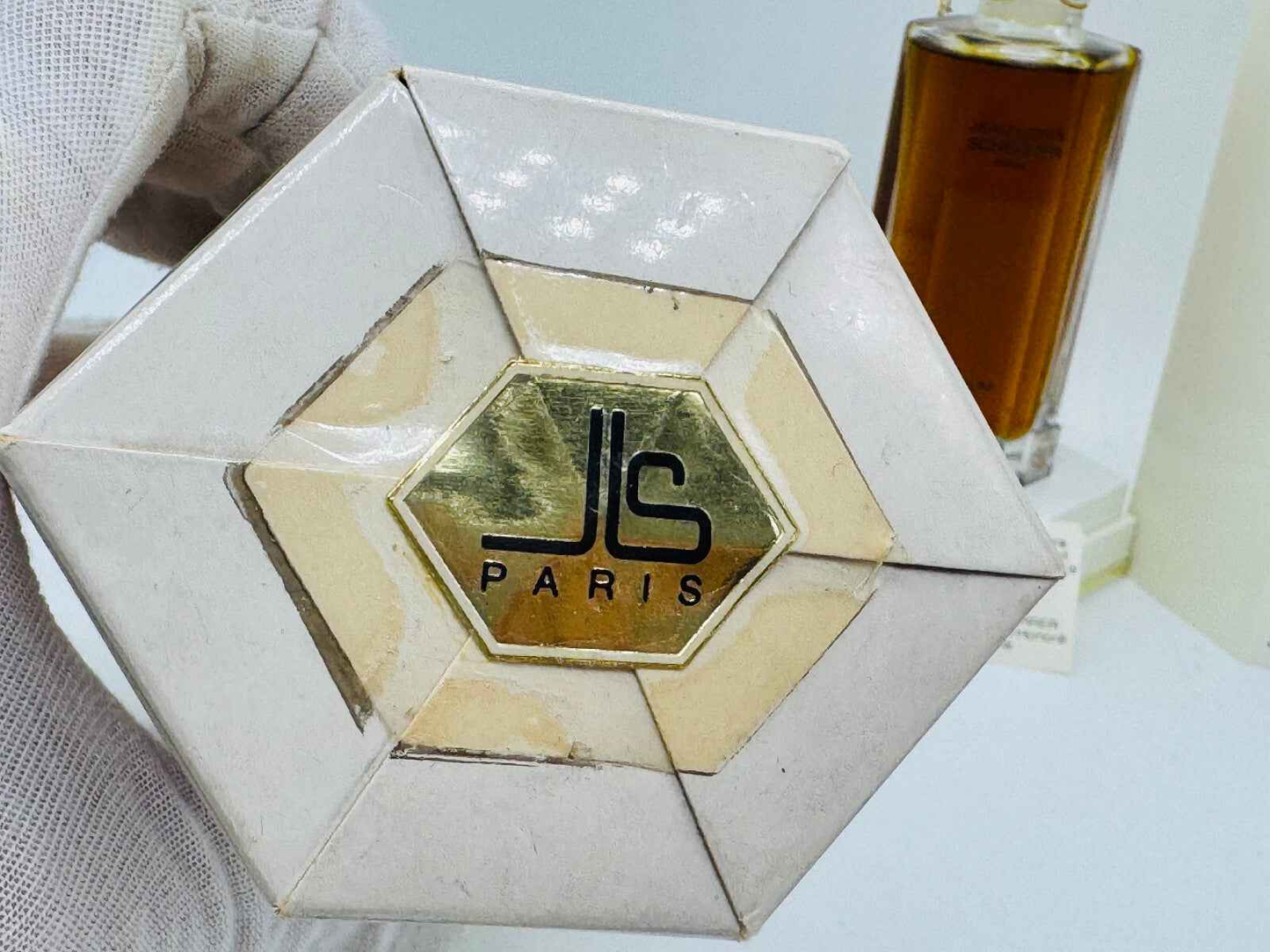 Confezione del Jean Louis Scherrer 1 Parfum Extrait con logo JLS Paris in un elegante design esagonale