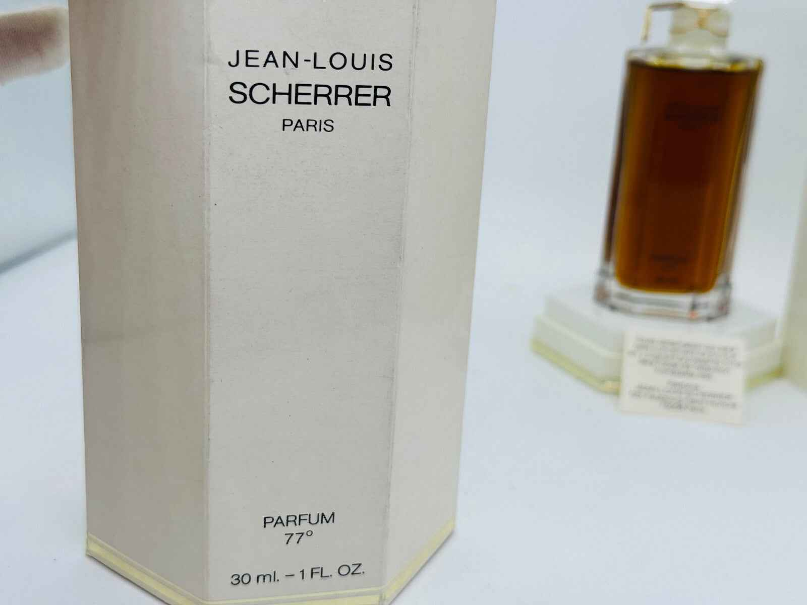 Scatola di Jean Louis Scherrer 1 Parfum Extrait da 30 ml con design elegante e classico
