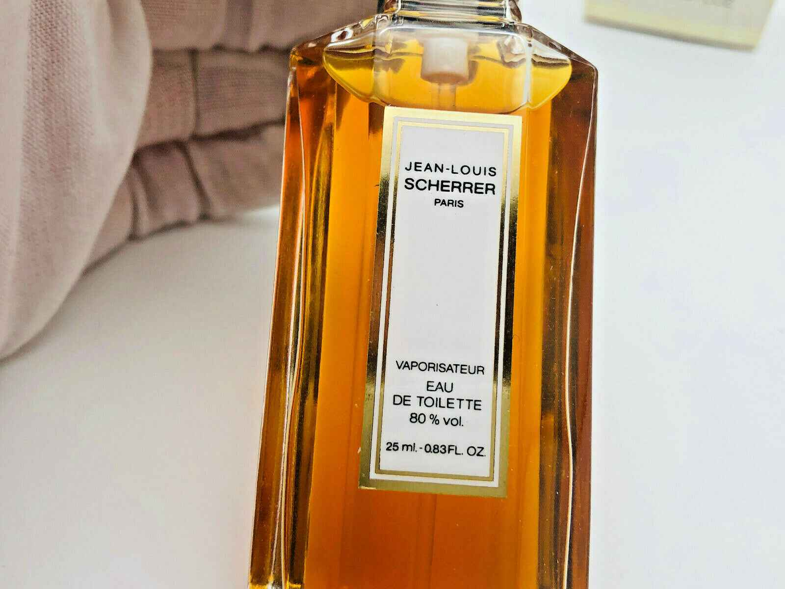 Profumo Jean Louis Scherrer in flacone elegante da 25ml con etichetta chiara e design sofisticato