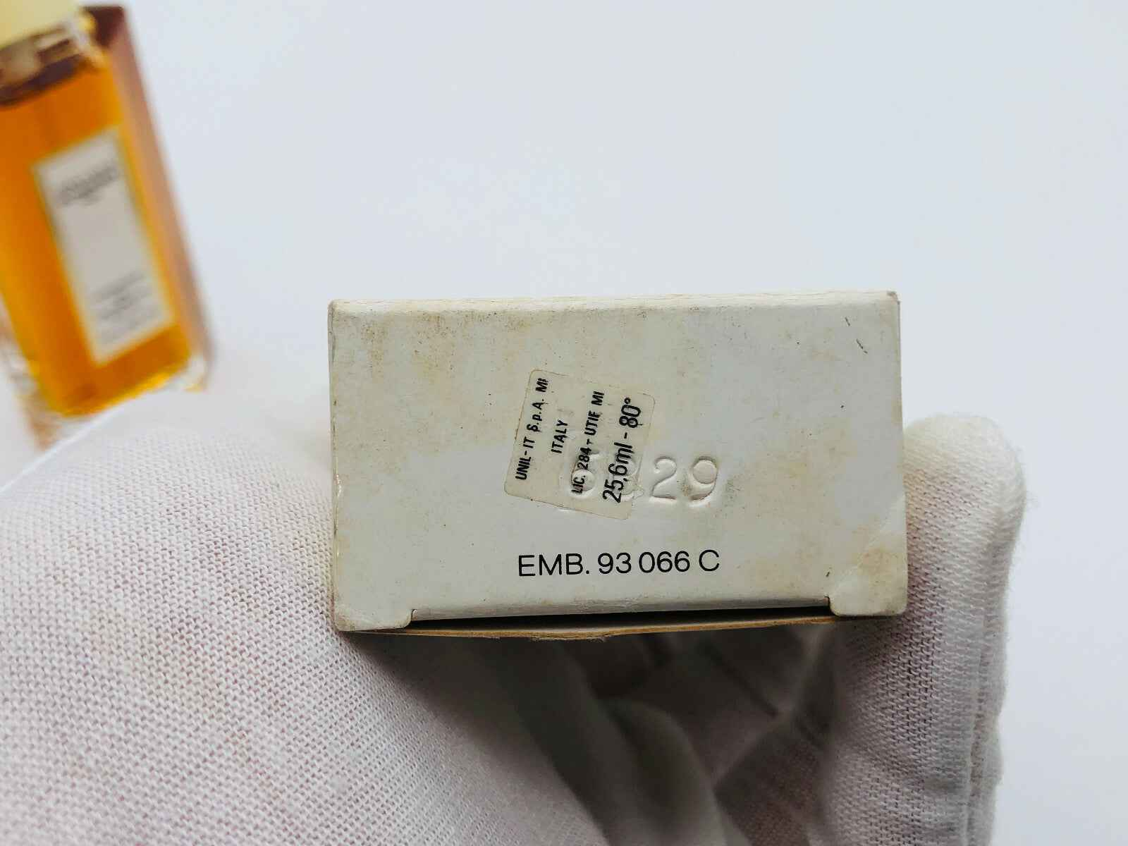 Scatola di profumo Jean Louis Scherrer con dettagli di etichetta e numero di identificazione