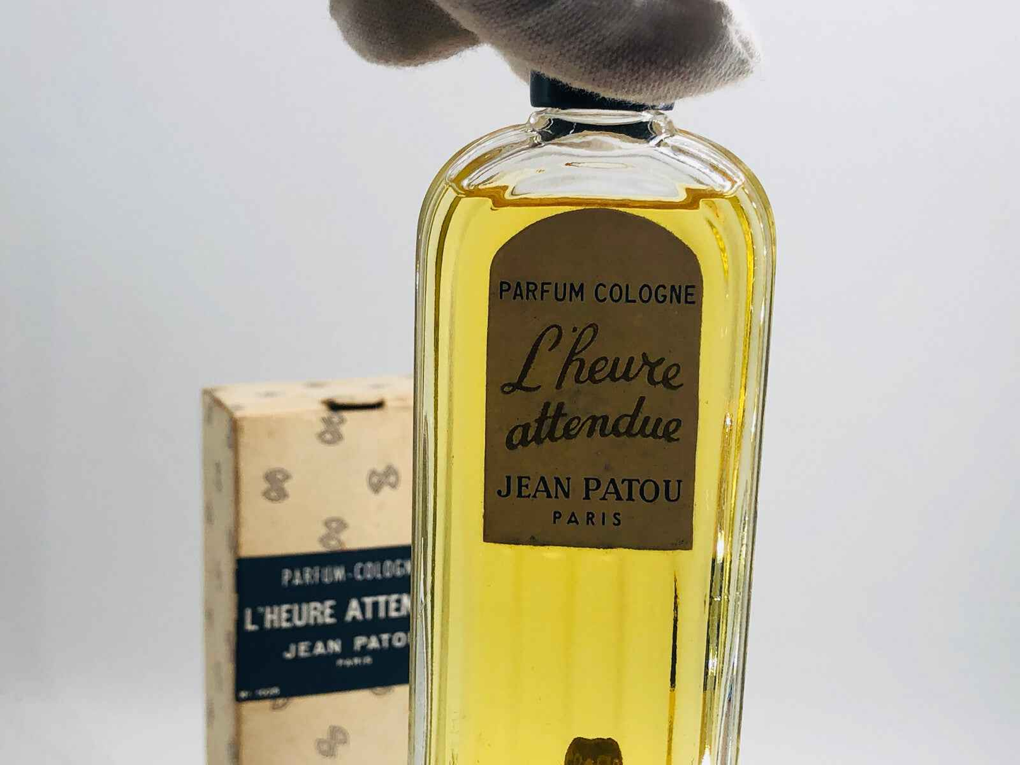 Flacone di profumo Jean Patou L Heure Attendue con etichetta elegante e confezione vintage
