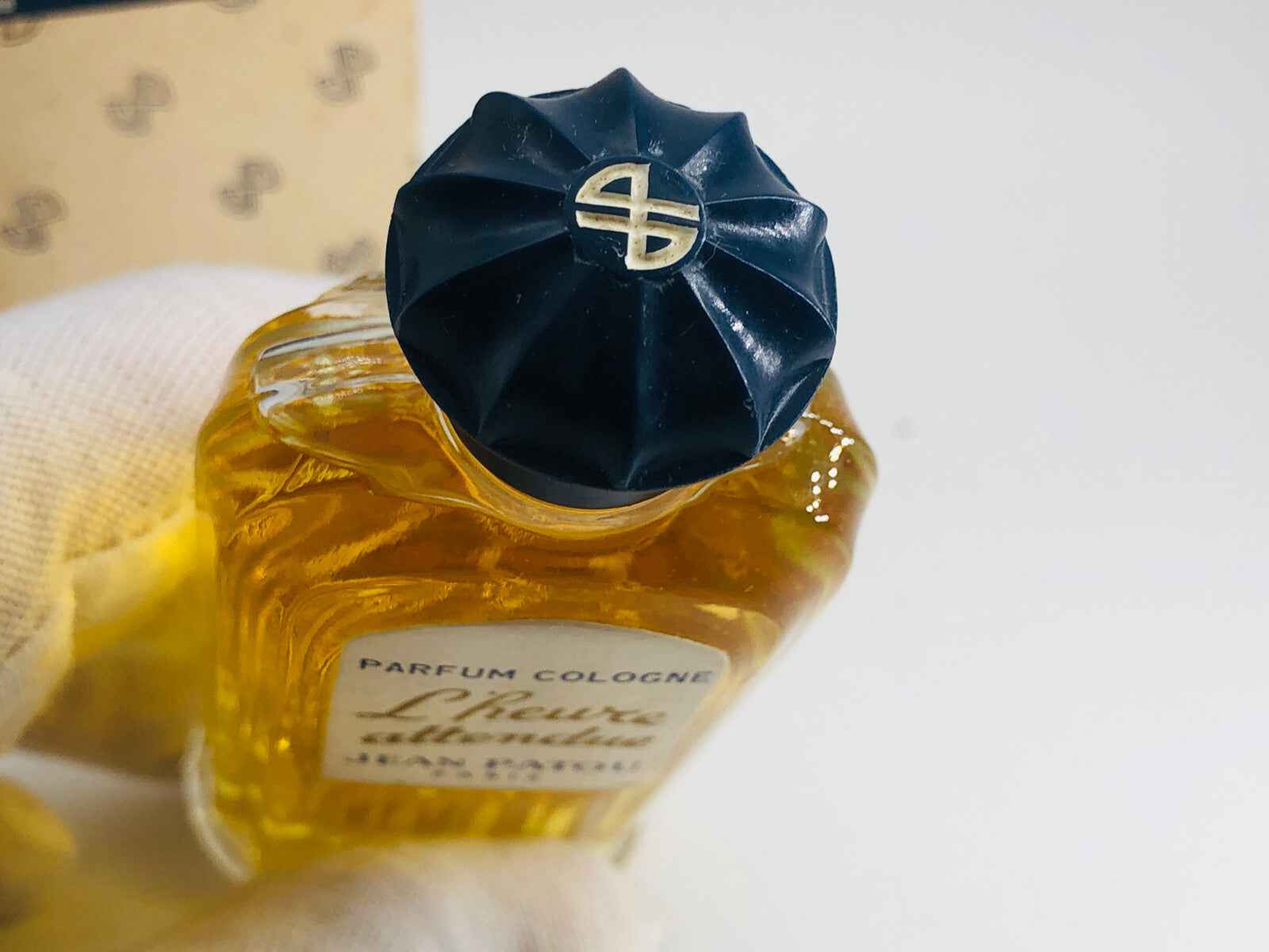 Flacone di profumo Jean Patou L Heure Attendue con tappo blu e etichetta elegante