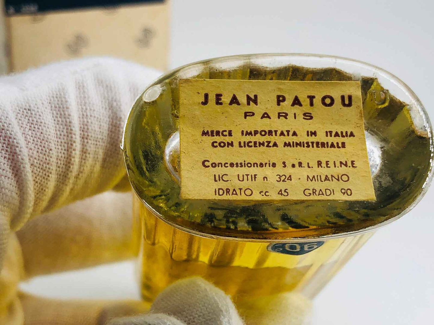 Flacone di Jean Patou L Heure Attendue con etichetta originale a Parete di Parigi