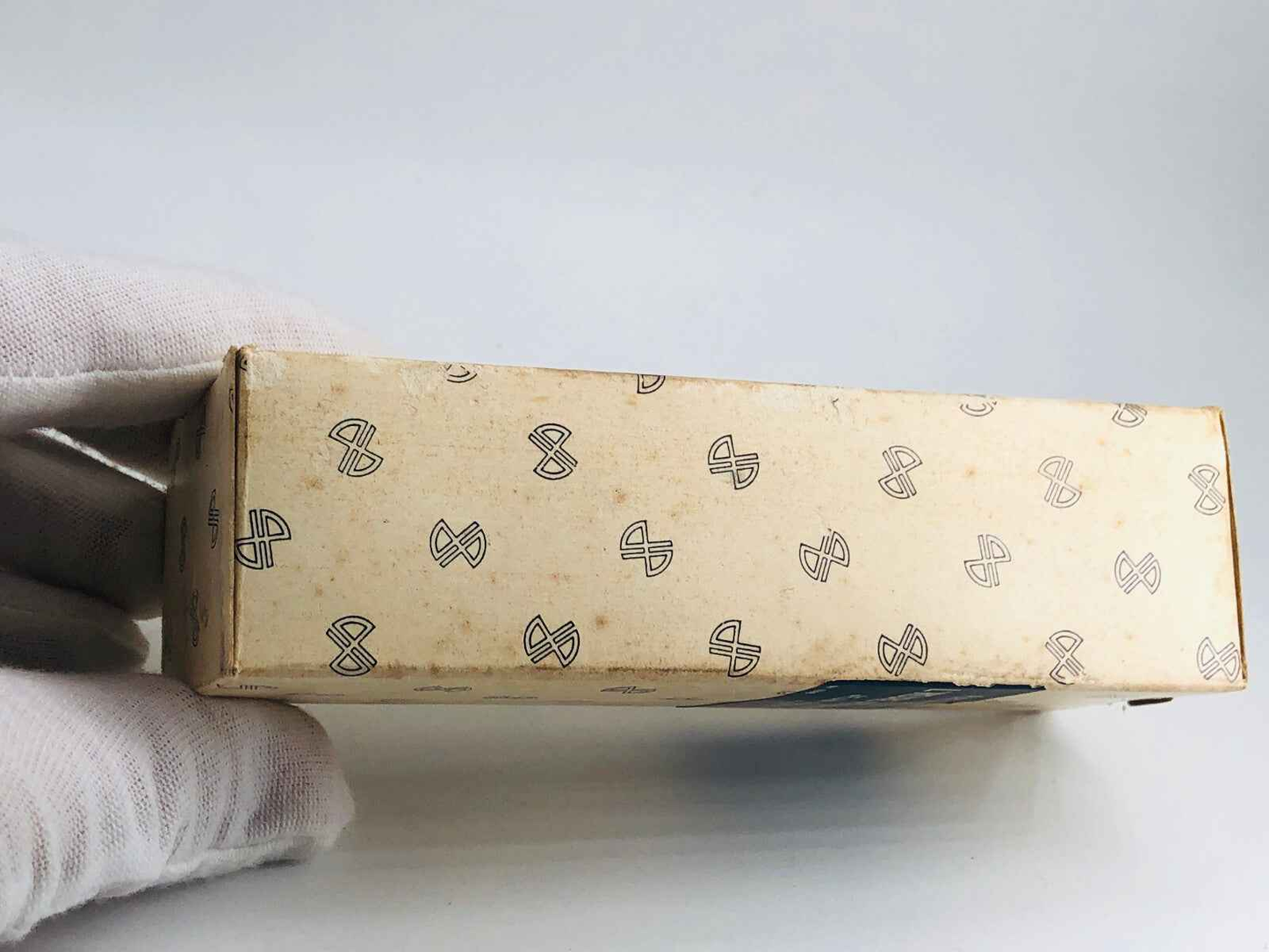 Scatola di profumo Jean Patou L Heure Attendue con design elegante e dettagli sofisticati