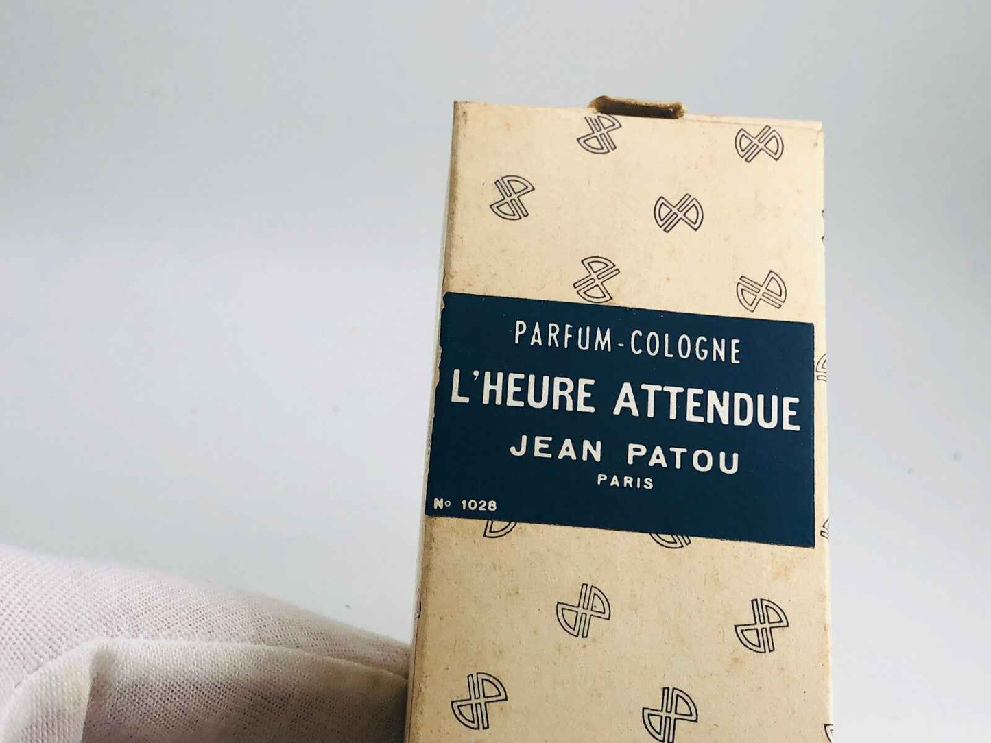 Scatola di profumo Jean Patou L Heure Attendue con design elegante e classico