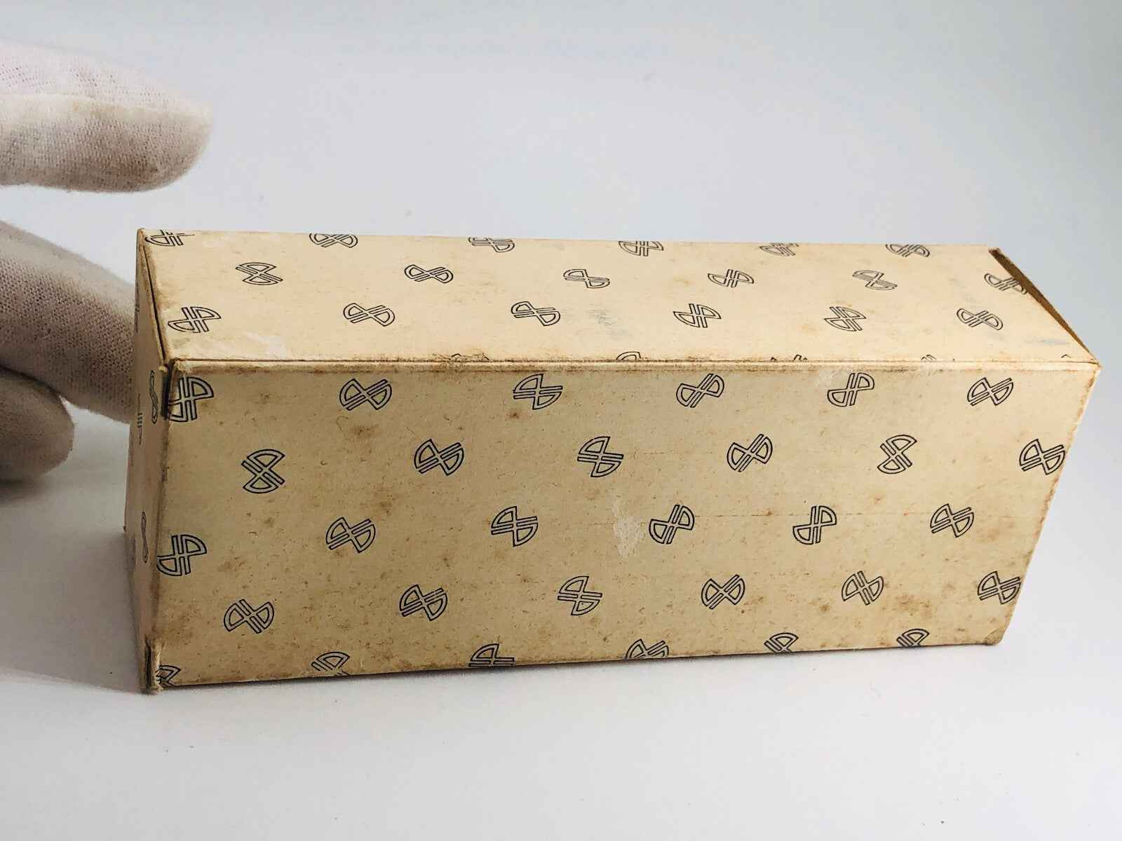 Confezione del profumo Jean Patou L Heure Attendue con design vintage e logo iconico
