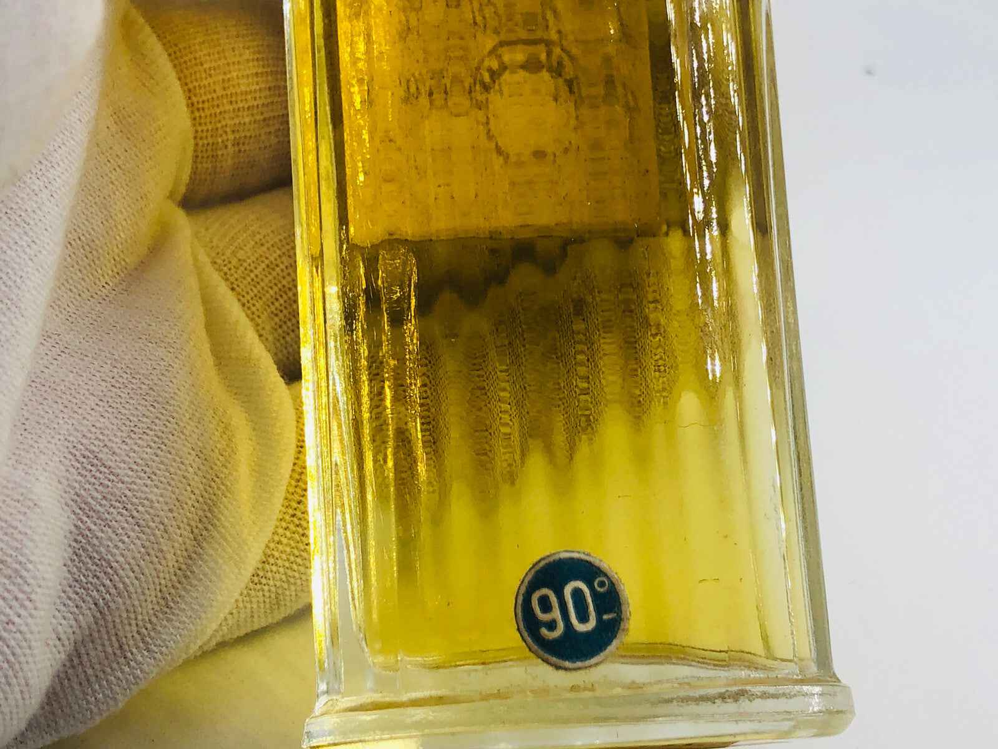 Jean Patou L Heure Attendue profumo in bottiglia con etichetta distintiva e colore dorato