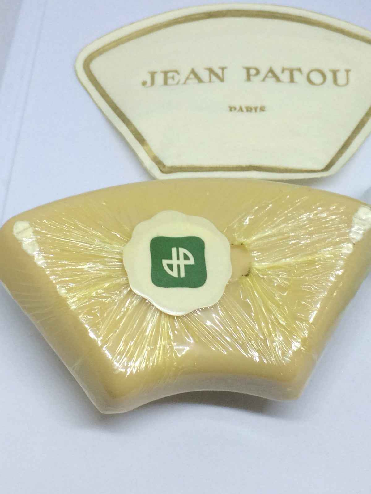 Sapone profumato Jean Patou Lacoste Pour Homme con confezione elegante e logo distintivo