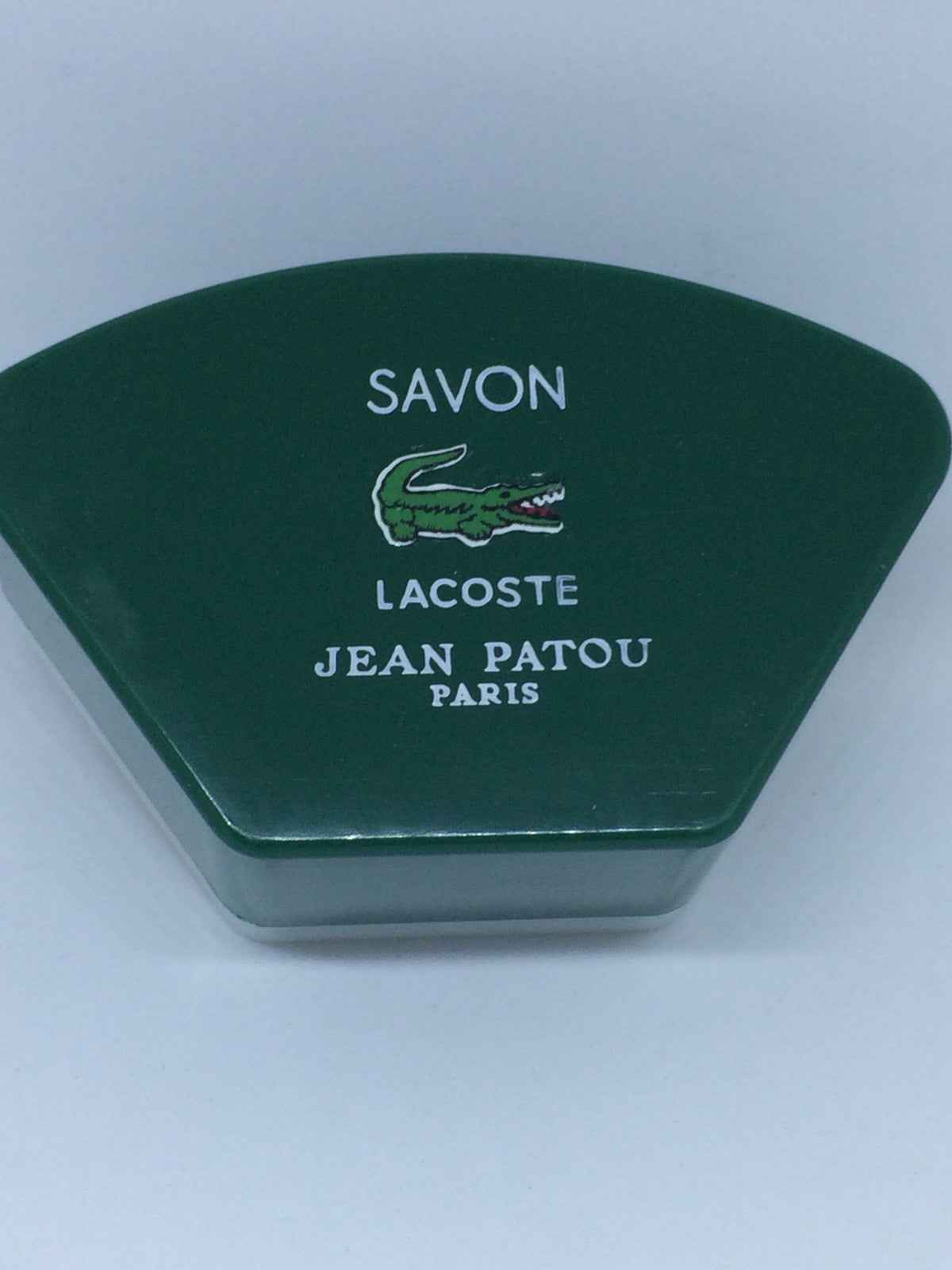Sapone Lacoste Jean Patou con packaging verde elegante per una pulizia rinfrescante