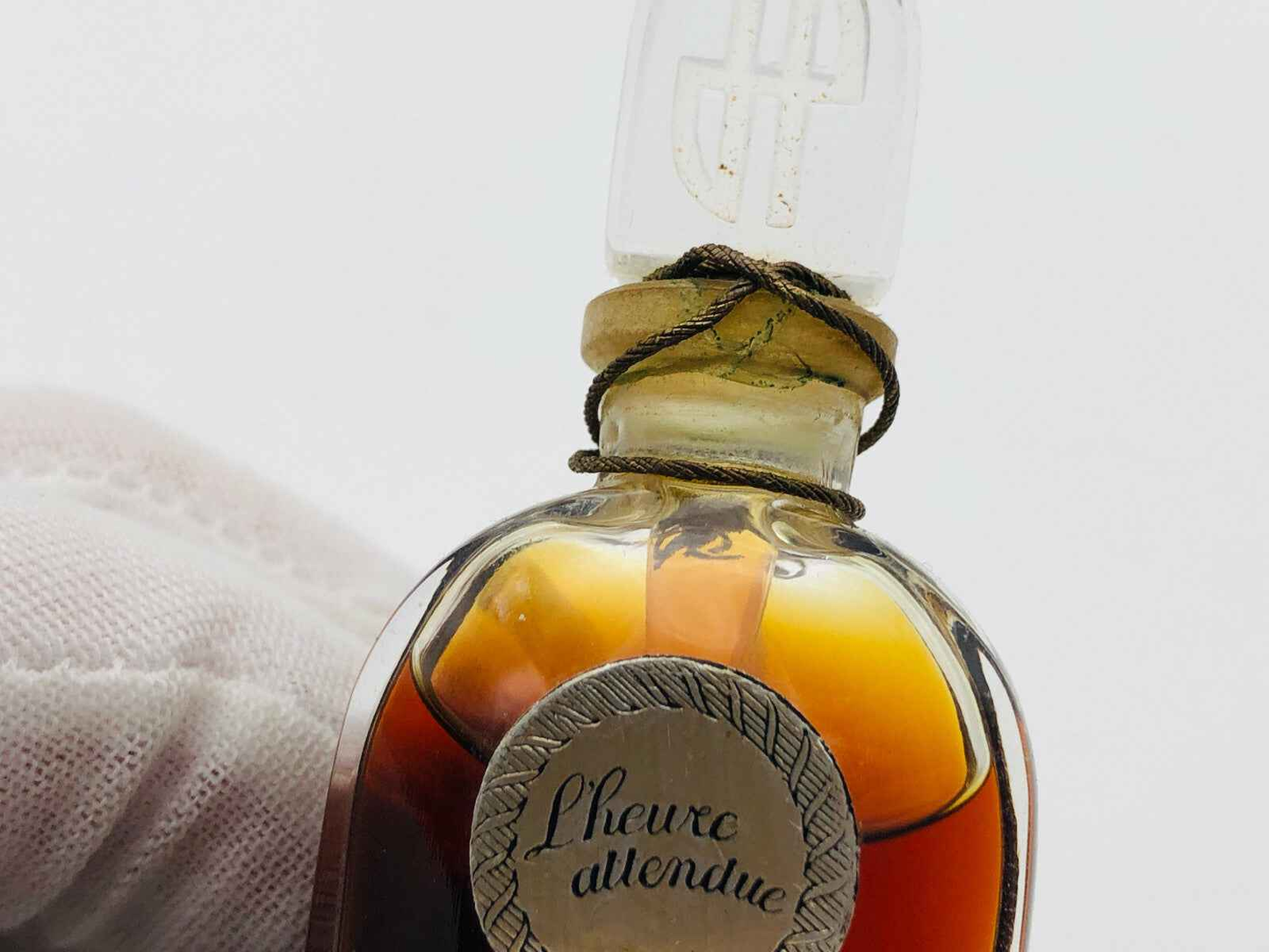 Bottiglia di profumo Jean Patou Vintage con etichetta elegante e tappo distintivo