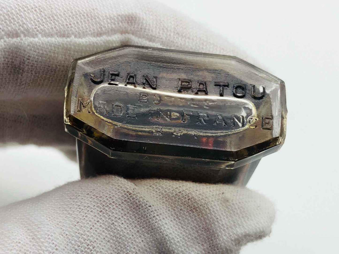 Flacone di Profumo Jean Patou Vintage con etichetta incisa in bella vista