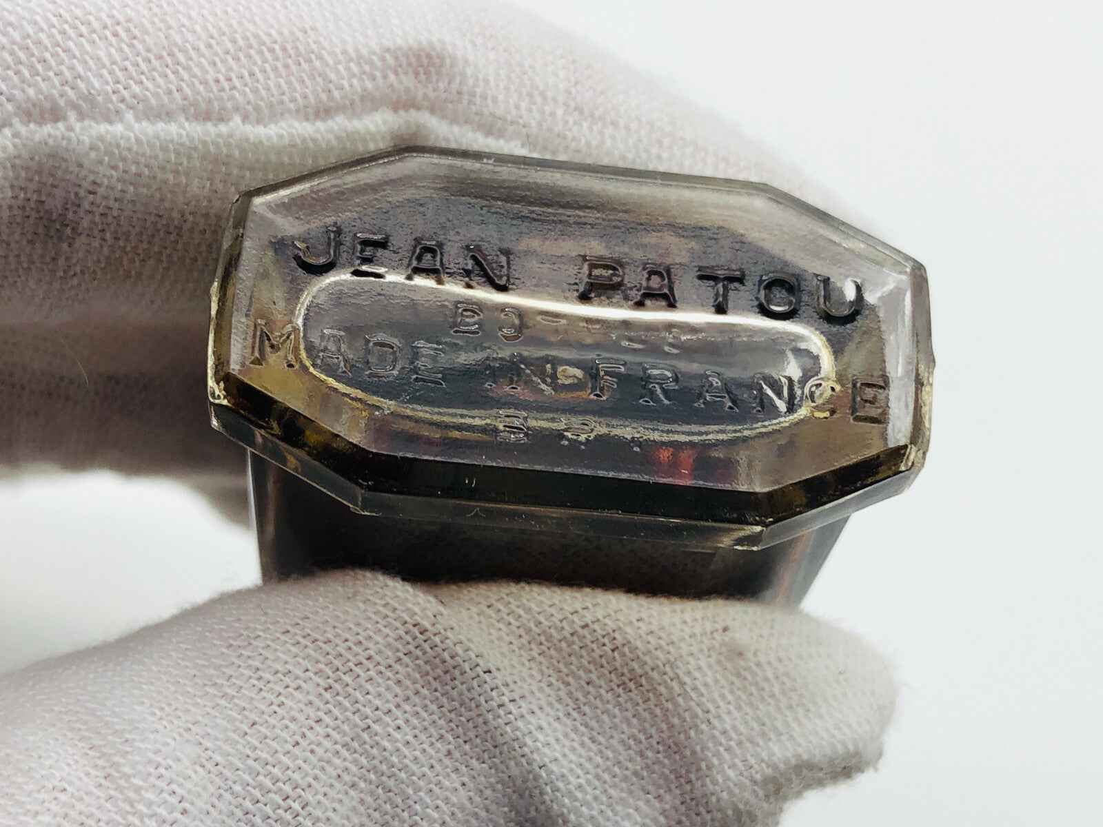 Flacone di Profumo Jean Patou Vintage con etichetta incisa in bella vista
