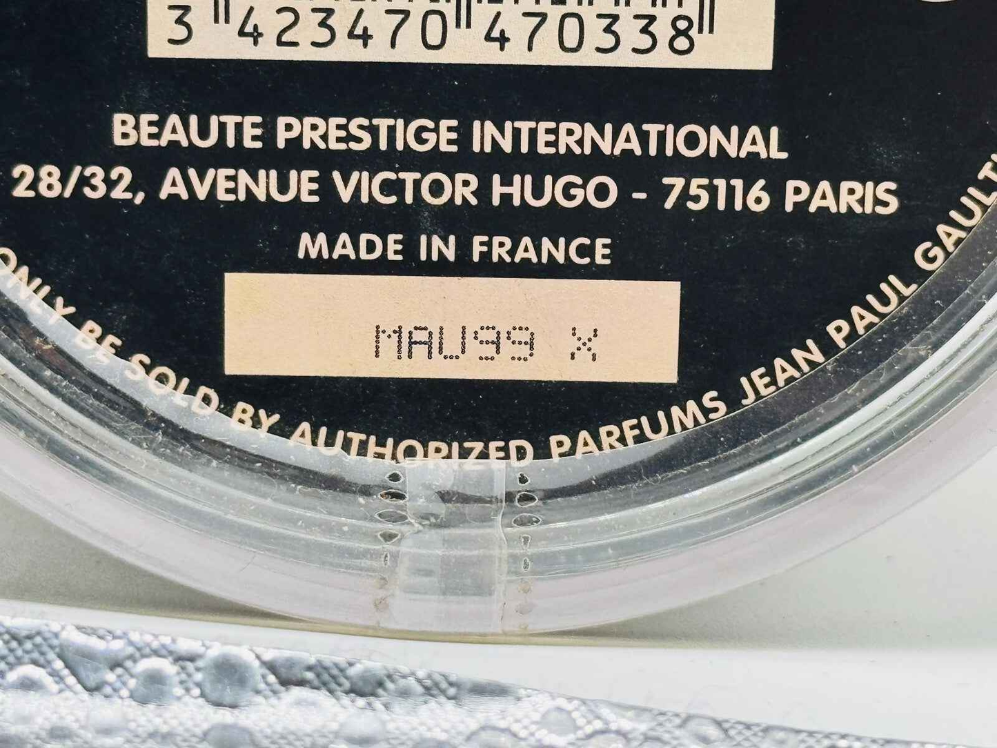 Bottiglia di profumo Jean Paul Gaultier Classique con dettagli elaborati, realizzata in Francia